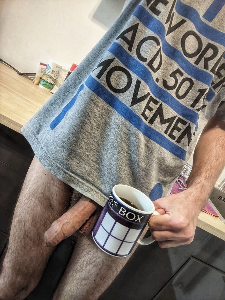 Good morning Europe, Sunday is no pants fun day, and it is starting with a nice cup of coffee ☕